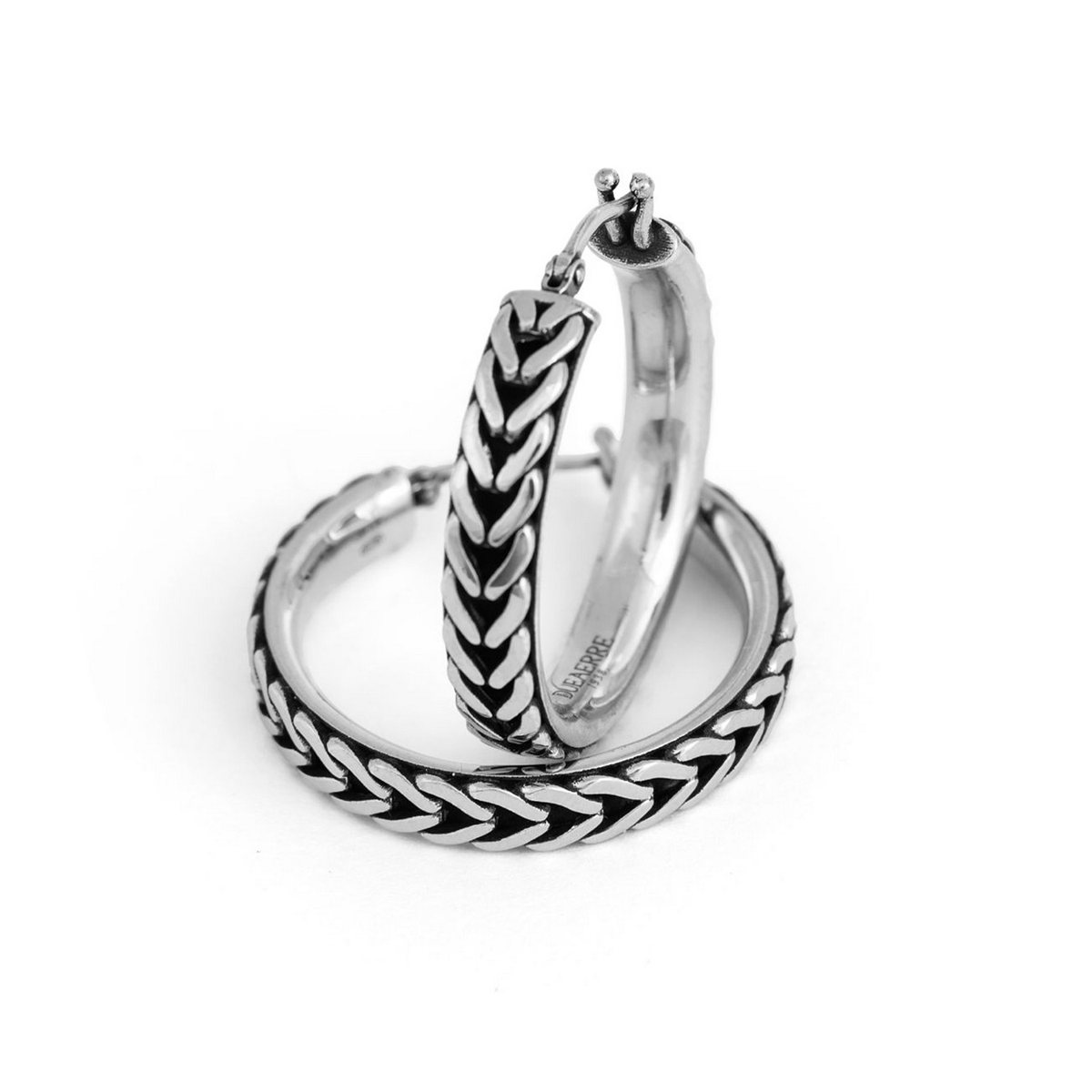Orecchini essenza tondo realizzato in argento 925 brunito dal brand dueaerre 1938